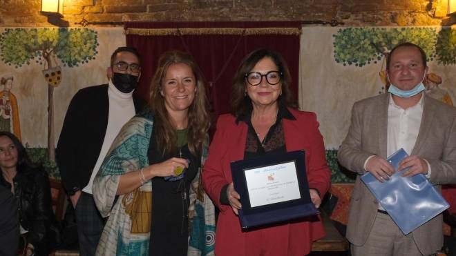 Mariangela Gasparrini ritira il premio per Chiara Rossi