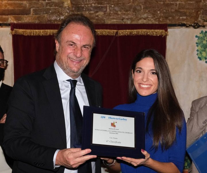 L'assessore Nico Stallone premia Elena Grazoli