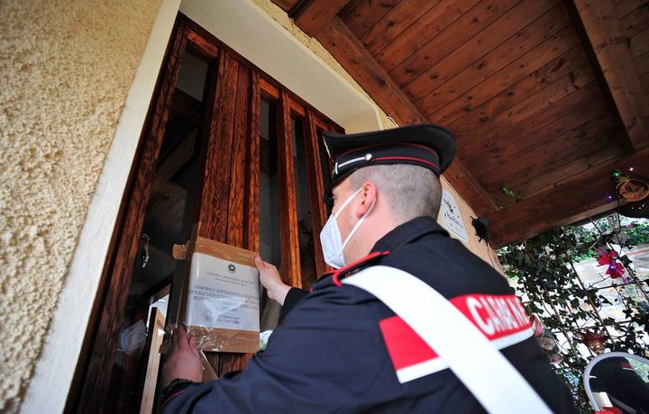 I carabinieri mettono i sigilli nella casa dell'omicidio (foto Toni)