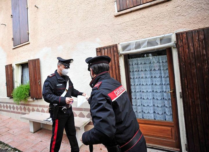 L'omicida ha accompagnato i carabinieri in camera dove giaceva la moglie morta (foto Toni)