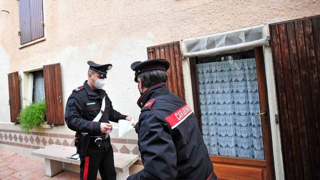 L'omicida ha accompagnato i carabinieri in camera dove giaceva la moglie morta (foto Toni)