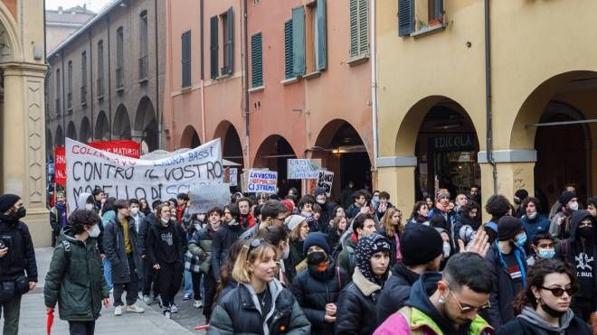 Protesta organizzata come in altre città d'Italia contro l'alternanza scuola-lavoro e l'esame di Maturità (foto Schicchi)