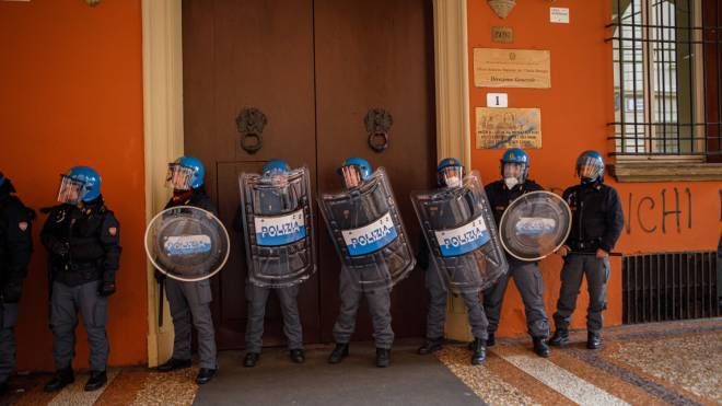La polizia antisommossa davanti all'ufficio scolastico regionale (foto Schicchi)