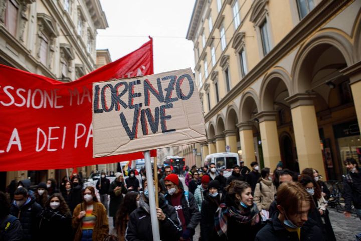 Il gruppo di manifestanti è partito da piazza Aldrovandi (foto Schicchi)