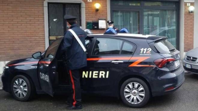 I carabinieri davanti alla casa di via Vespucci