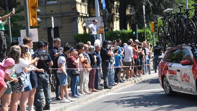 Il gran caldo non ferma gli spettatori del Giro
(FotoSchicchi)