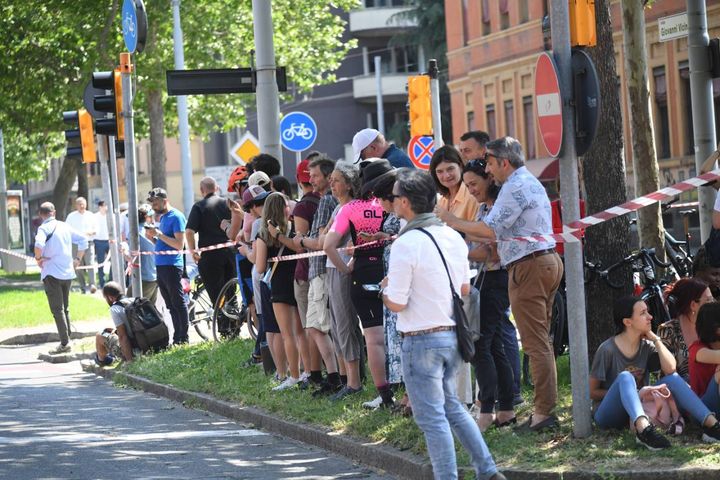 Tutte le strade in zona Sabotino sono piene di persone in attesa del passaggio
(FotoSchicchi)