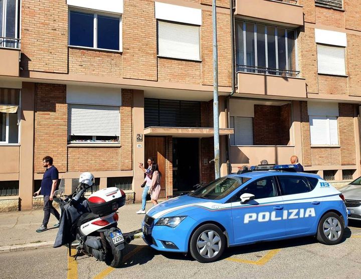 Omicidio a Rimini, ammazza la moglie e ferisce la figlia di 13 anni