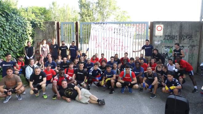 Foto di gruppo per gli atleti  della palestra popolare Asd Bolognina Boxe (foto Schicchi)