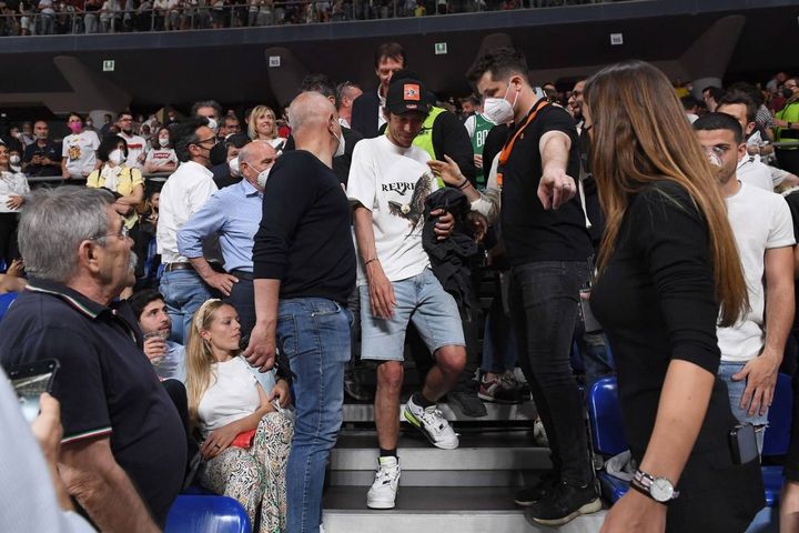 Valentino Rossi acclamato dai tifosi (foto Ciamillo)