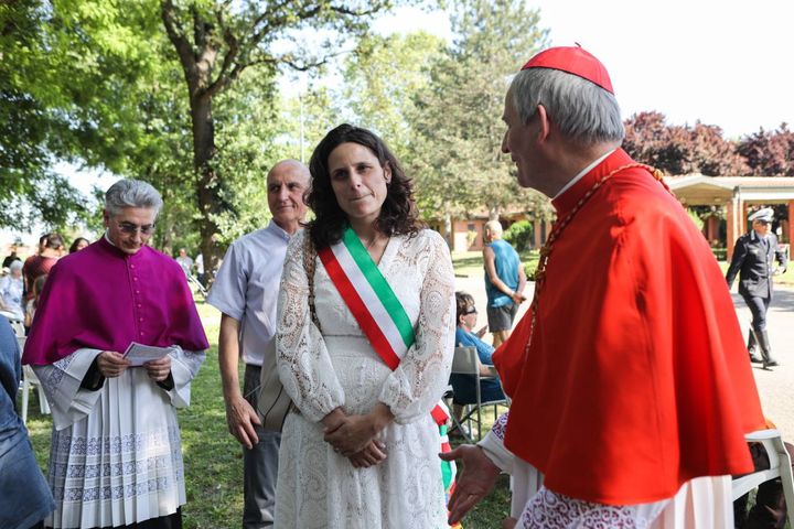 Insieme al cardinal Zuppi c'è la presidente del quartiere Borgo Reno Elena Gaggioli ad accogliere l'immagine della Beata Vergine di San Luca (foto Schicchi)