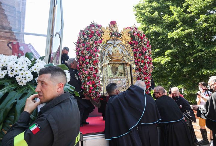 La Beata Vergine di San Luca è stata  caricata su un mezzo di soccorso dei vigili del fuoco (foto Schicchi)