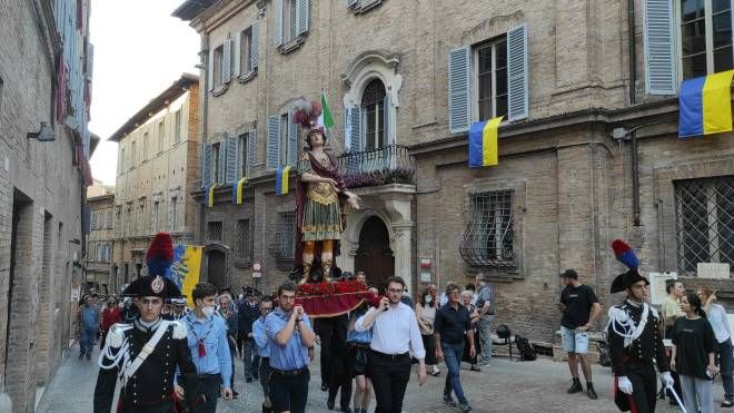 San Crescentino, patrono di Urbino, in processione per la città