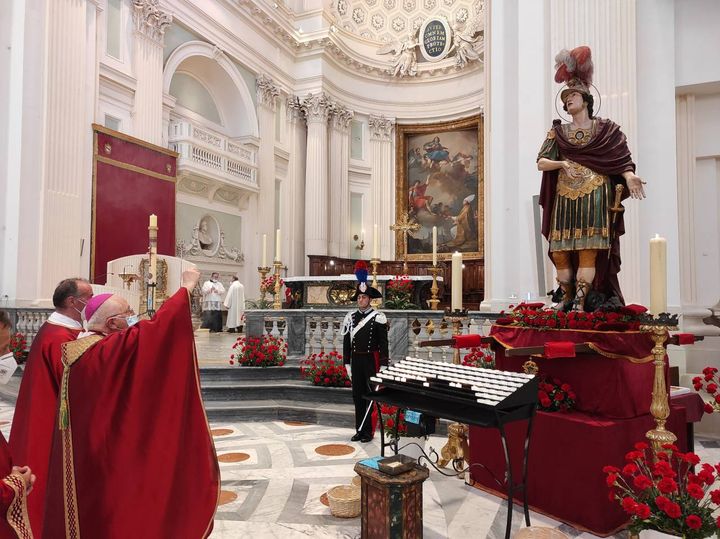 L'arcivescovo Giovanni Tanti di fronte al santo protettore