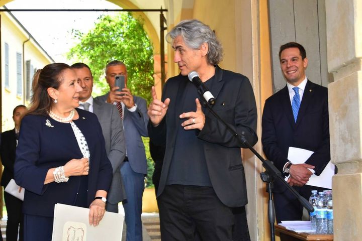 Ligabue ha ricevuto l'onorificenza da Ufficiale  dell'Ordine al Merito dal prefetto di Reggio Emilia, Iolanda Rolli (foto Artioli)