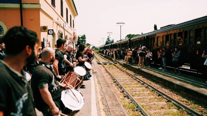 Il treno di Dante accolto dalla banda (Foto Andrea Menichelli)