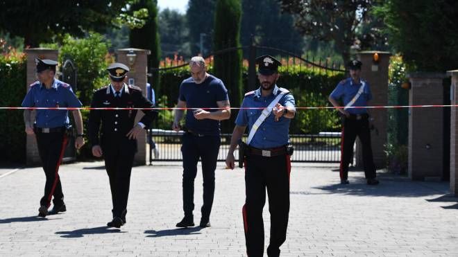 I carabinieri davanti alla casa dell'omicidio
(Fotofiocchi)