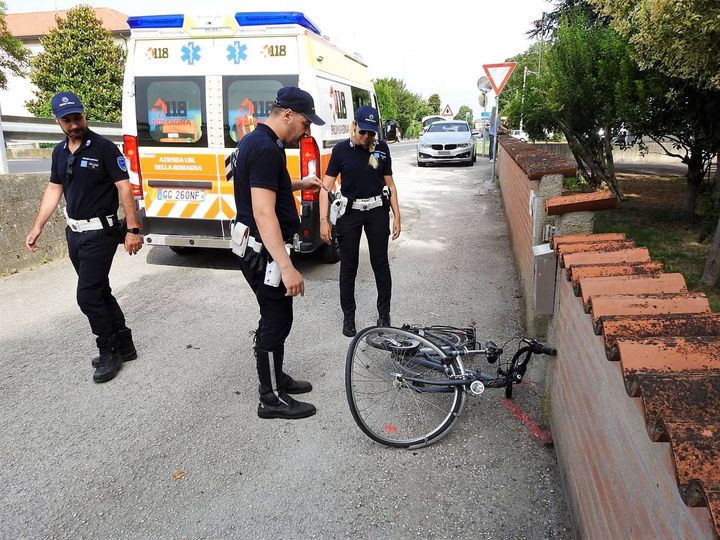 Il ciclista è stato trasportato in elicottero al 'Bufalini' di Cesena (Scardovi)
