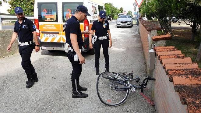 Il ciclista è stato trasportato in elicottero al 'Bufalini' di Cesena (Scardovi)