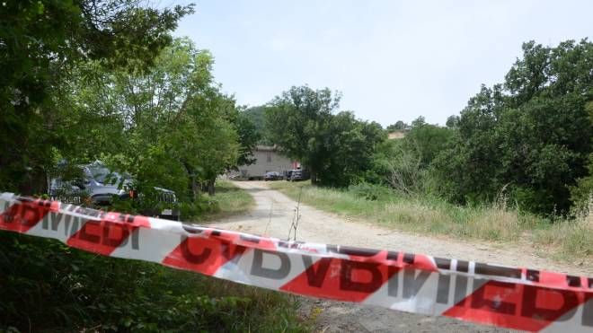 Il corpo decapitato era in un dirupo vicino a casa (foto Frasca)
