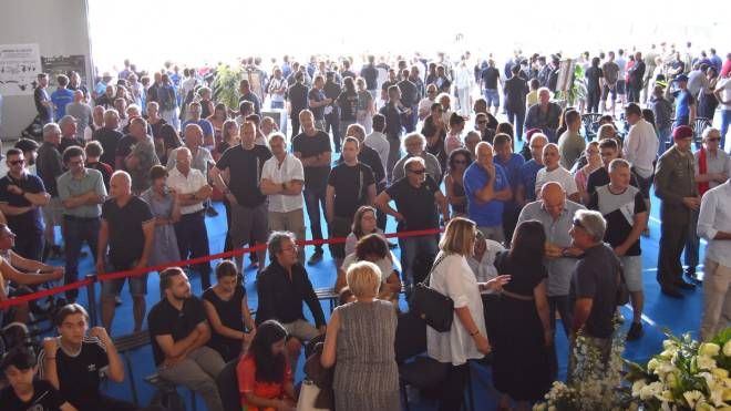 Centinaia di persone hanno preso parte nell'hangar della Body Fly University (foto Artioli)