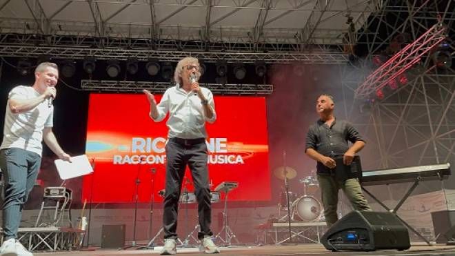 Claudio Cecchetto con i presentatori della serata Luca & Paolino (Foto Nives Concolino)