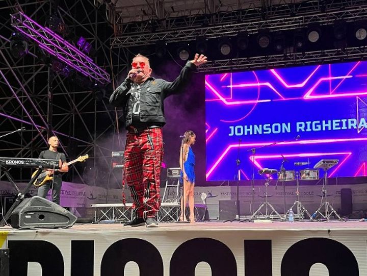 Johnson Righeira  canta No tengo dinero (Foto Nives Concolino)