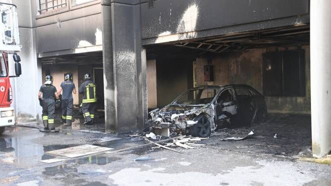 Dalle prima ricostruzioni pare che un'auto parcheggiata abbia preso fuoco (foto Schicchi)