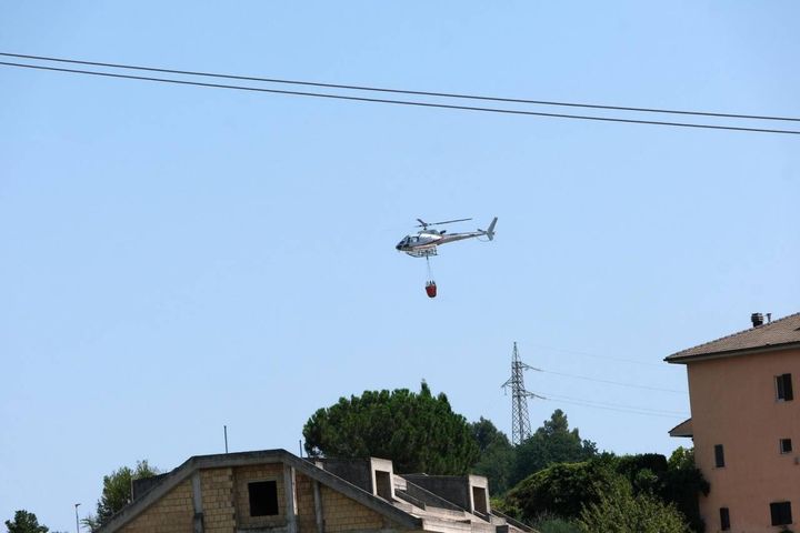 L'elicottero al lavoro per spegnere l'incendio ad Ascoli (foto LaBolognese)