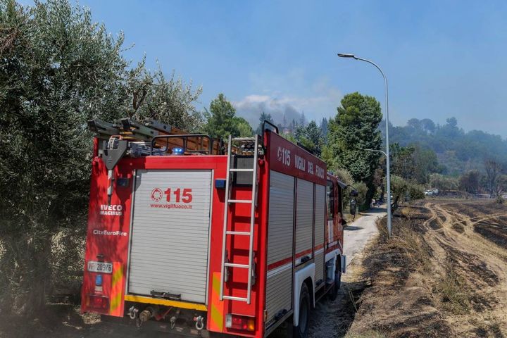 I vigili del fuoco lavorano da ore per spegnere l'incendio in località Valle Venere (foto LaBolognese)