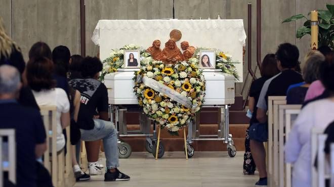 Funerali di Giulia e Alessia: le due bare bianche (Foto Schicchi)
