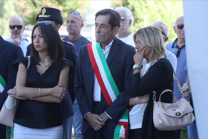 Al centro il sindaco di Castenaso Carlo Gubellini ai funerali di Giulia e Alessia 