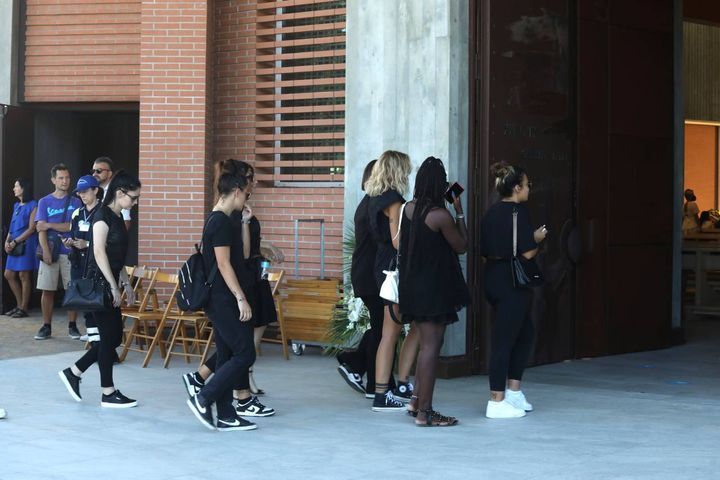 Funerali delle sorelle morte a Riccione: gli amici in chiesa (Foto Schicchi)