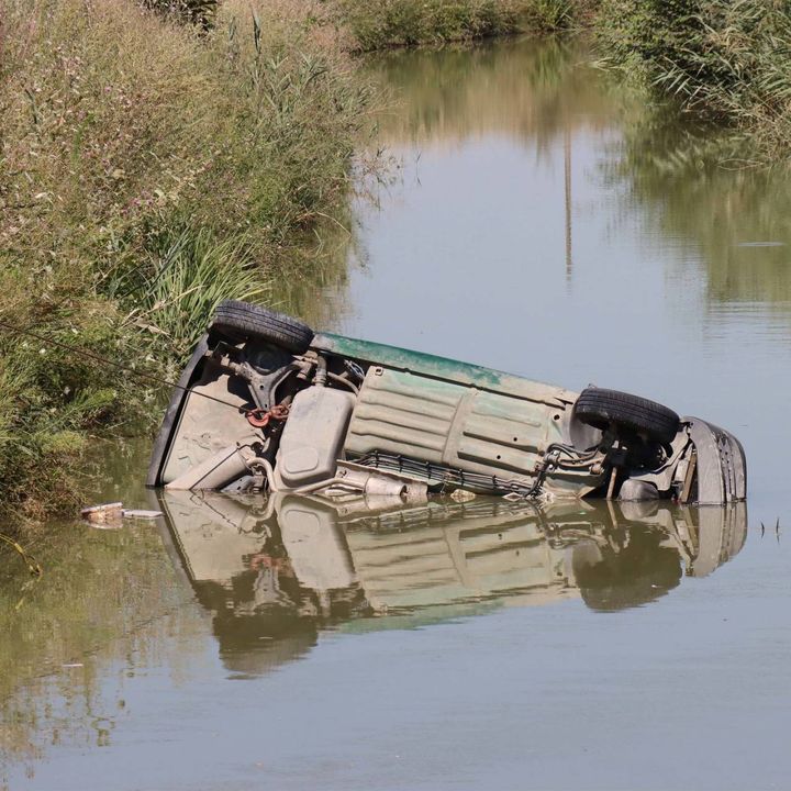 L'auto finita in un canale di irrigazione (foto Businesspress)