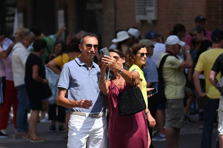 Turisti in centro a Bologna (foto Schicchi)
