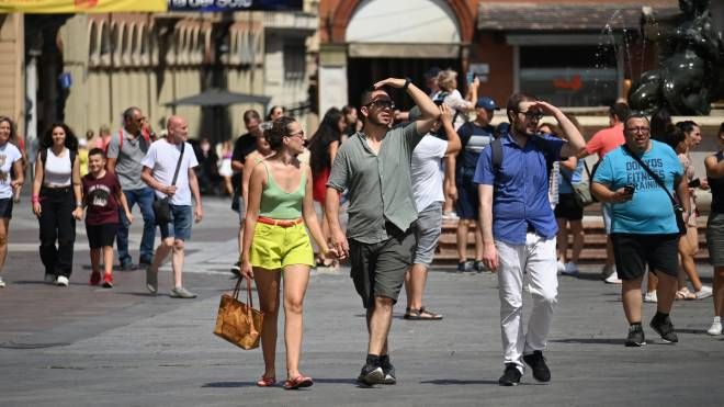 Turisti in centro a Bologna (foto Schicchi)