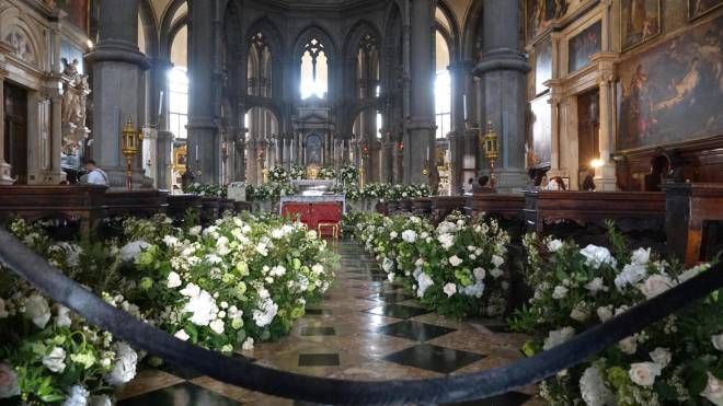 L’altare della chiesa di San Zaccaria con gli addobbi floreali per il matrimonio di Federica Pellegrini con Matteo Giunta, firmato dal wedding planner Enzo Miccio
