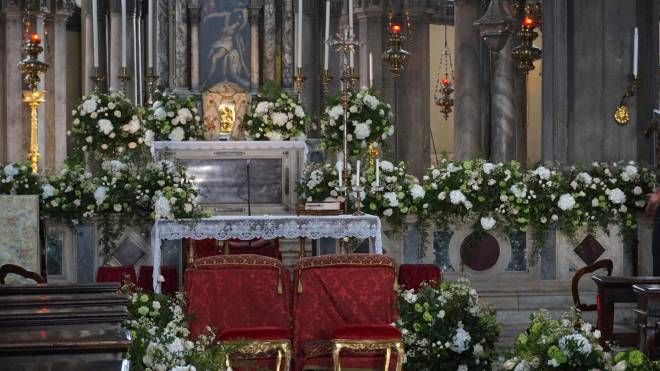 L’altare della chiesa di San Zaccaria con gli addobbi floreali per il matrimonio di Federica Pellegrini con Matteo Giunta, firmato dal wedding planner Enzo Miccio