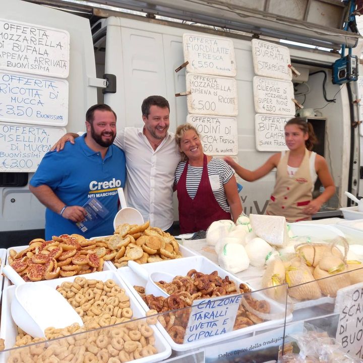Salvini e Carloni tra i banchi del mercato