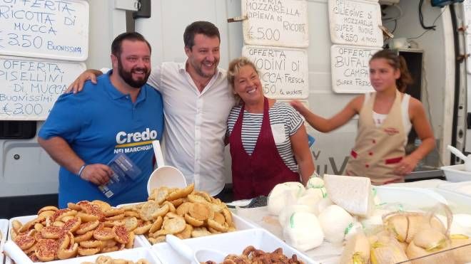 Salvini e Carloni tra i banchi del mercato