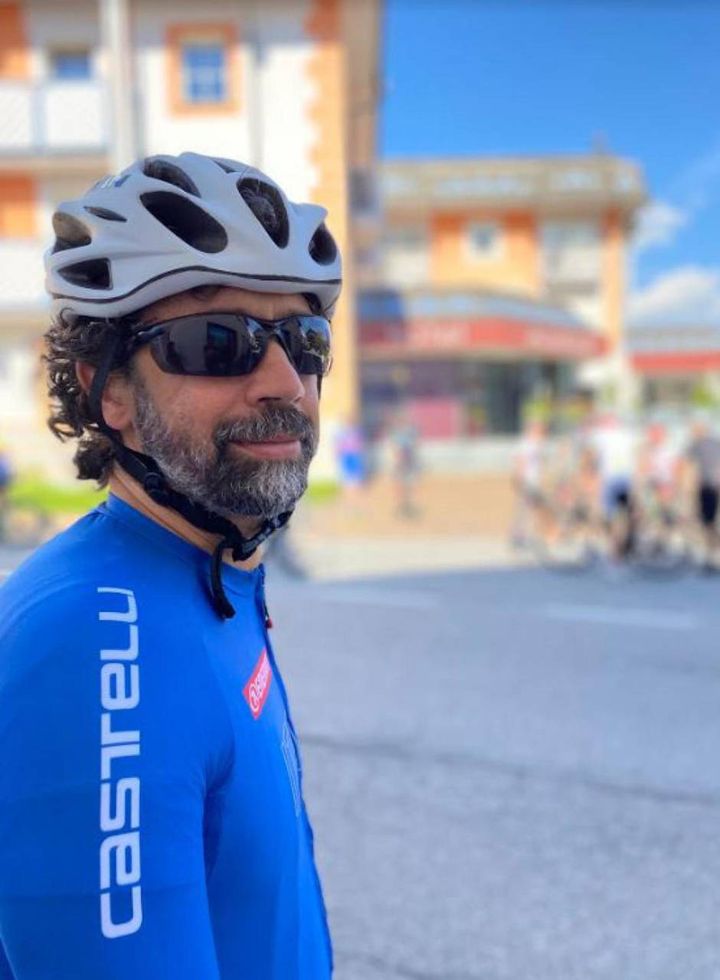 Il sindaco di Verona, Damiano Tommasi, mantiene la promessa elettorale e scala il Passo dello Stelvio in bicicletta. Traguardo alla Cima Coppi