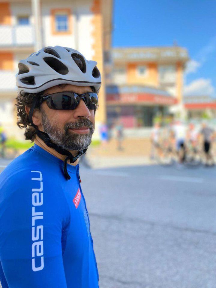 Il sindaco di Verona, Damiano Tommasi, mantiene la promessa elettorale e scala il Passo dello Stelvio in bicicletta. Traguardo alla Cima Coppi