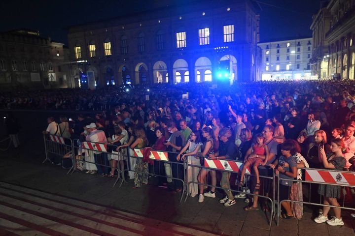 Grande folla di persone in piazza Maggiore