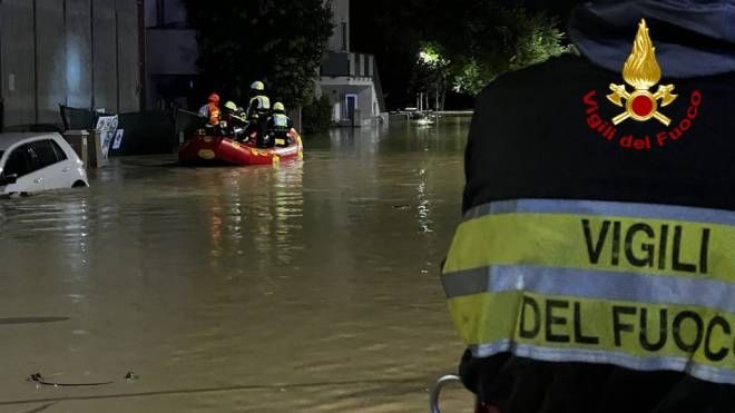 I soccorsi dopo l'alluvione nelle Marche