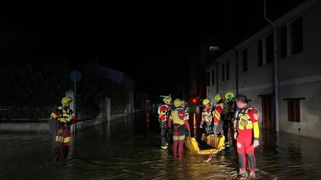 Un momento delle operazioni di soccorso della Croce Rossa Italiana a Senigallia