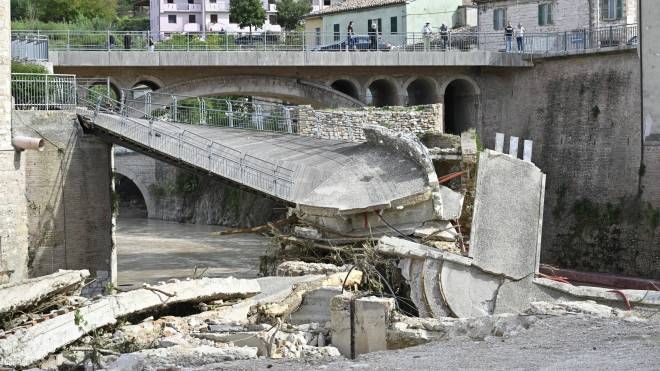 Il Sanguerone ha spazzato via un  ponte pedonale tra Sassoferrato e Cerreto d'Esi (Ansa)