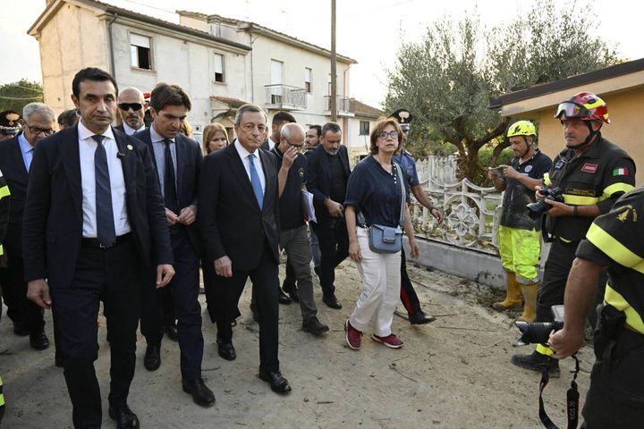 Draghi visita le zone alluvionate delle Marche (Ansa)