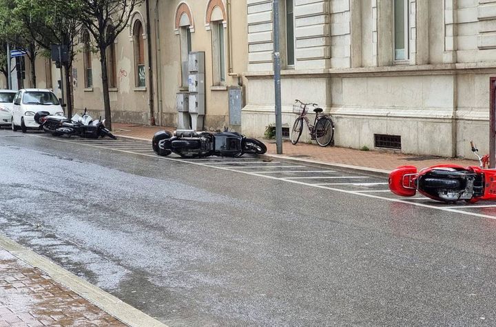 Scooter caduti sulla strada (foto Toni)