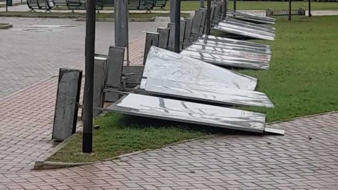 Cartelloni elettorali abbattuti dal vento nel parcheggio della biblioteca di Funo (foto Trombetta)