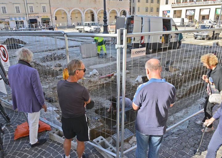 Gli scavi a due metri  da palazzo Baviera, sulla direttrice di  via Giordano Bruno (foto Toni)